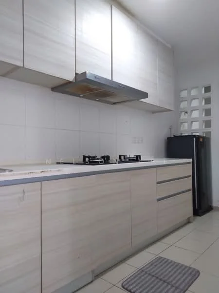 Kitchen features: light wood cabinetry, white tiled backsplash, stainless-steel range hood, 4-burner gas hob, single-bowl stainless-steel sink, grey countertop, built-in refrigerator, floor tiles, kitchen mat; style: modern.