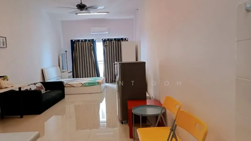 Living features: white painted walls, glossy tile flooring, 5-blade ceiling fan, sofa in dark green fabric, bed with mattress, refrigerator, small round table, two yellow chairs, curtains with dark pattern, air conditioning unit; style: modern.