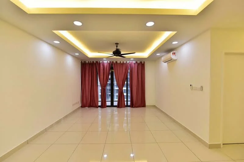 Living features: white painted walls, glossy ceramic tile flooring, tray ceiling with recessed lighting, 5-blade ceiling fan with light, floor-to-ceiling windows, sheer curtains, dark red curtains, wall-mounted split AC; style: modern.