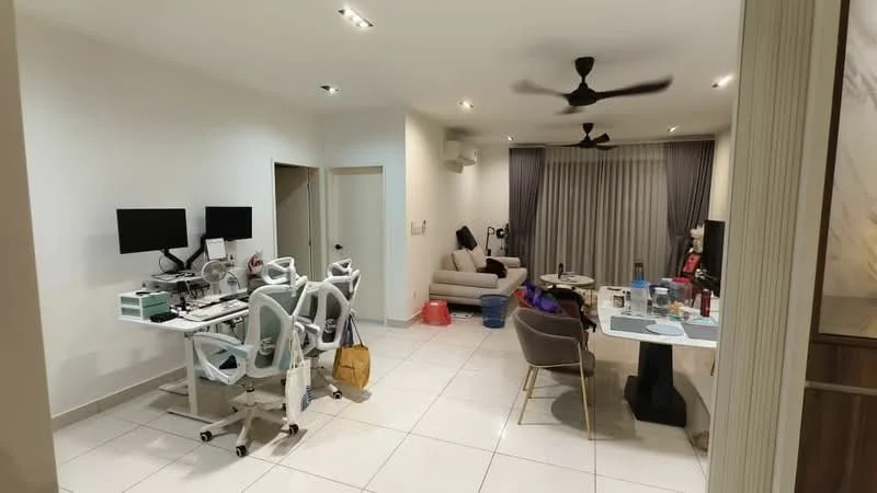 Living features: white painted walls, tile flooring, 5-blade ceiling fan with light, sofa in light color, two computer desks with ergonomic chairs, curtains in grey, wall-mounted air conditioning unit, coffee table, decorative items on table, area rug, wall-mounted TV, open layout; style: modern.