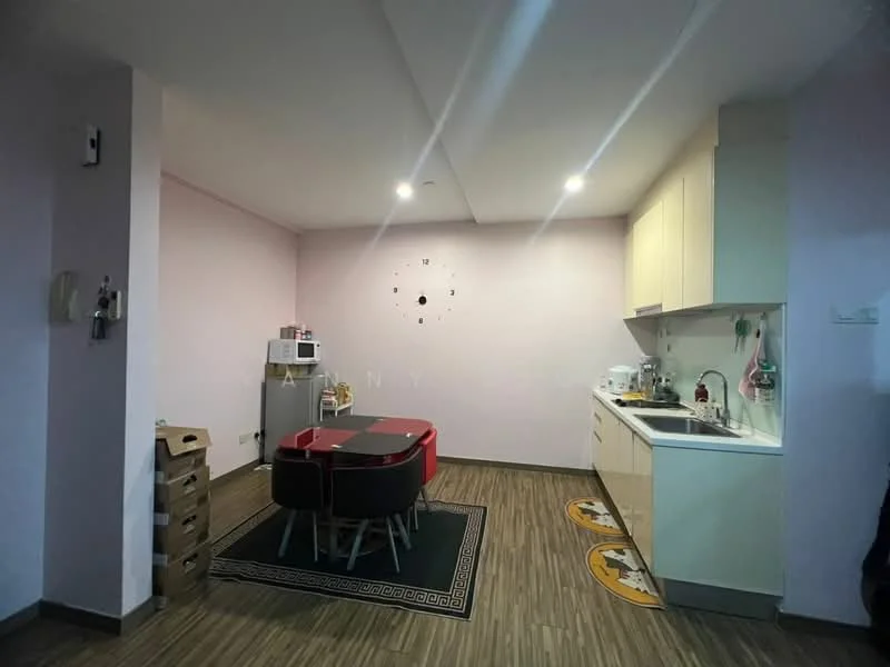 Kitchen features: pink painted walls, laminate flooring, recessed downlights, white cabinetry, stainless-steel sink, chrome pull-down faucet, built-in oven, microwave, 4-burner gas hob, dining table with red chairs, clock on wall, decorative rug; style: modern.
