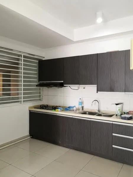 Kitchen features: black laminate cabinetry, light-colored countertop, single-bowl stainless-steel sink, chrome pull-down faucet, 4-burner gas hob, built-in range hood, white tiled backsplash, ceramic tile flooring, window with horizontal slats, recessed ceiling lights; style: modern.
