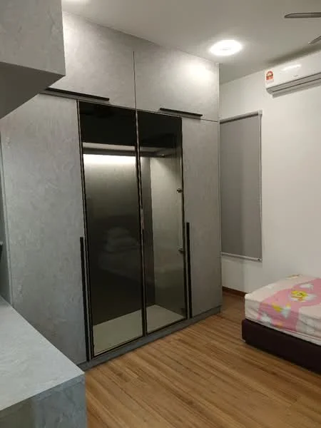 Bedroom features: built-in wardrobe with mirrored doors, wooden flooring, recessed ceiling lights, wall-mounted split AC, window with roller blinds, bed with mattress, decorative bedspread; style: modern.
