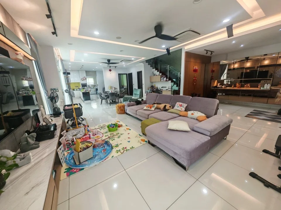 Living features: L-shape sectional sofa in light grey, coffee table, area rug with colorful pattern, wall-mounted TV, entertainment unit, ceiling fan with light, recessed downlights, large windows with sheer curtains, decorative wall art, open-plan layout connecting to dining and kitchen areas, tile flooring, decorative plants, play area with children's toys; style: modern. Kitchen features: island kitchen with bar stools, stainless-steel appliances, built-in oven, cooktop, kitchen cabinetry with wood finish, marble countertop, backsplash, recessed lighting; style: modern.
