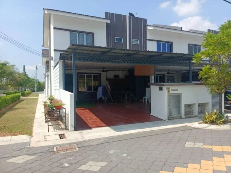 Exterior type: linked terrace house; features: covered car porch, paved driveway, manicured lawn, mature trees, exposed concrete facade, white painted facade, metal roof, outdoor seating area, garden area, perimeter fence; style: modern.