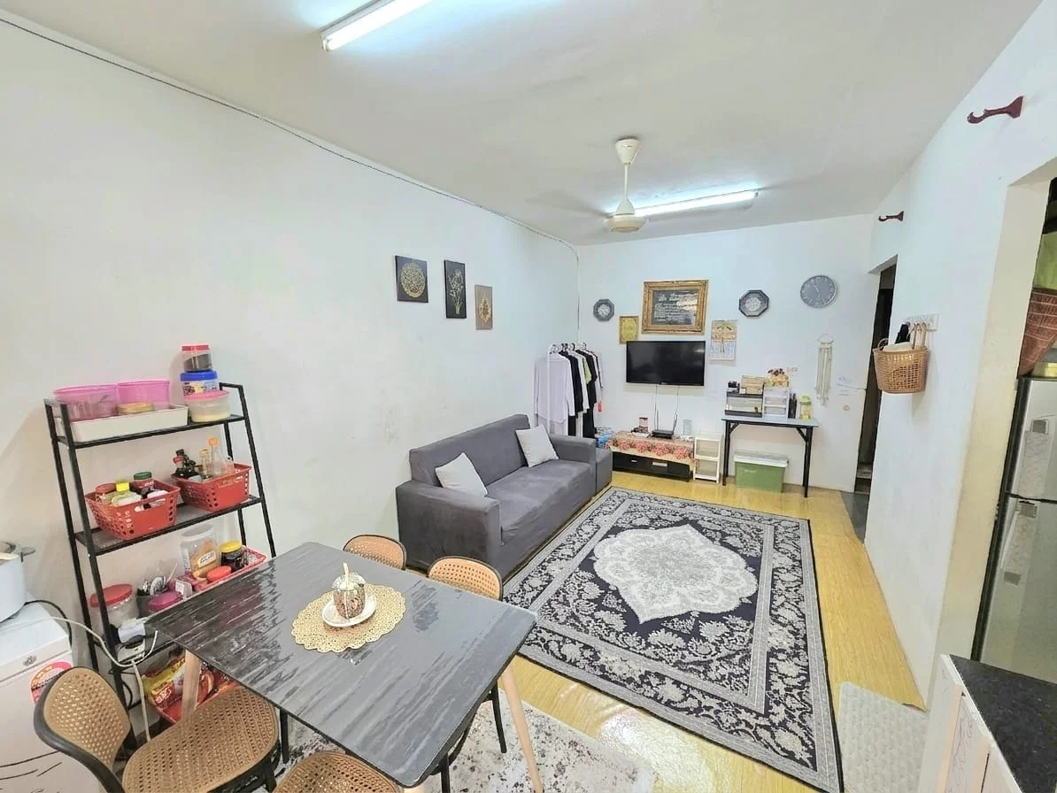 Living features: grey fabric sofa, coffee table, area rug with intricate pattern, wall-mounted TV, shelves with decorative items, dining table with 4 chairs, white painted walls, ceiling fan with light, wooden flooring; style: modern.