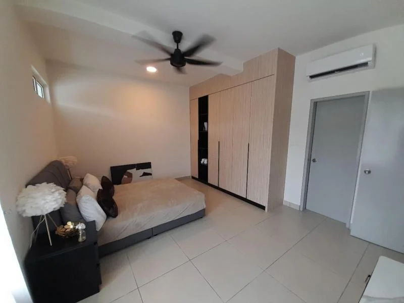 Bedroom features: king-size bed with beige bedding, upholstered headboard, 2 bedside lamps, built-in wardrobe with sliding doors, ceiling fan with light, wall-mounted air conditioning unit, grey accent wall, light-colored tile flooring, window with natural light; style: modern.