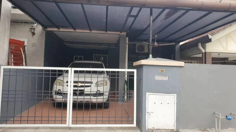Exterior type: linked terrace house; features: car porch with awning, white painted facade, grey painted walls, metal gate, paved driveway, wall-mounted air conditioning unit, security intercom, numbered mailbox; style: modern.