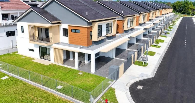 Exterior type: townhouse; features: double-storey, white painted facade, beige facade accents, orange wood-look cladding, dark grey pitched tile roof, recessed balconies, projecting balconies, covered car porch, driveway with interlocking pavers, front lawn, manicured grass verge, perimeter fence, fronts a quiet residential street, row of attached houses; style: contemporary.