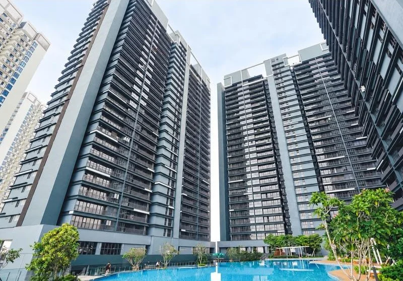 Exterior type: high-rise condominium; features: approximately 20-storey high-rise, dark grey and white facade, glass balcony railings, recessed balconies, flat roof, multiple tower blocks, swimming pool, pool deck with loungers, tropical landscaping, palm trees, manicured shrubs, courtyard setting, modern podium base; style: modern.