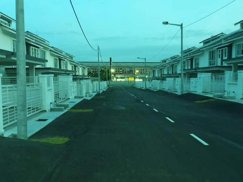 Exterior type: linked terrace house; features: newly constructed houses, paved road, street lighting, fenced front yards, manicured grass patches, two-storey houses, modern architectural design, clear sky, residential neighborhood; style: modern.