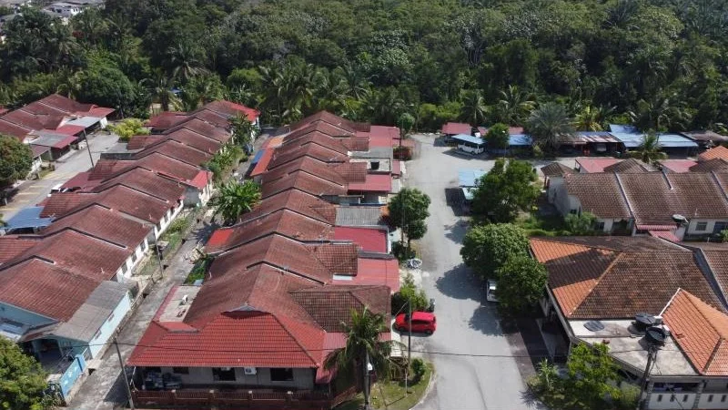Exterior type: linked terrace house; features: red tiled roof, single-storey houses, manicured lawns, palm trees, surrounded by greenery, cul-de-sac street, driveway with interlocking pavers; style: traditional.