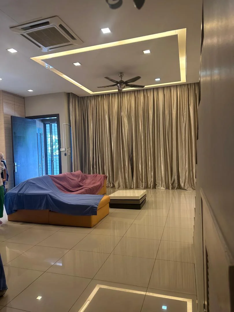 Living features: sofa in orange and blue fabric, coffee table with black and white design, cream tiled flooring, recessed ceiling with LED downlights, 5-blade ceiling fan, floor-to-ceiling curtains in light beige, large glass door leading outside, wall-mounted air conditioning unit; style: modern.